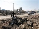 Zohavená tla dihádist se povalují v ulicích Mosulu (6. února 2017)