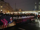 Zhruba dva tisíce lidí se v sobotu ve Vídni zúastnily demonstrace proti zákazu...