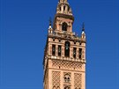 Na první pohled divná v. Dnení zvonice katedrály v Seville, zvaná Giralda,...