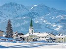 Rakouský Hochfilzen v zimě s dominantou kostela Panny Marie Sněžné