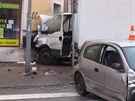 Pi nehod vjelo vozidlo do obchodu s peivem