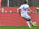 Luis Muriel ze Sampdoria Janov promuje penaltu v zápase s AC Milán. Gólmana...