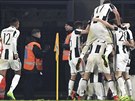 Fotbalisté Juventusu se radují ze vsteleného gólu proti Interu Milán.