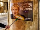 Píznivec kandidátky Národní fronty Marine Le Penové v Lyonu (2. února 2017)