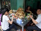 Vietnam - stánek s drbeí polévkou na lokálním triti.