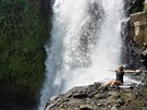 Bali - ve vodopádech se Michaela koupala v triku tak, jak to dlávají místní...