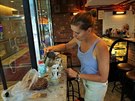 Hongkong - Michaela pipravuje majiteli kavárny vietnamské kafe poté, co jí...