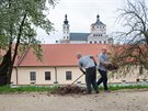 O zeleň, která je součástí národní kulturní památky Zámek Pardubice pečují i...