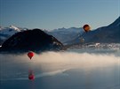 Nízký pelet horkovzduných balon nad alpským jezerem Wolfgangsee chvíli ped...