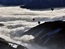 Posádky balon trávily nad alpskými vrcholy od dvou do ty hodin denn. Kolik...