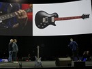 Kytarista Mark Tremonti (vpravo) zkouší zcela novou kytaru upravenou na míru v...