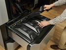 Nové 3D tiskárny Stratasys ady F123 - vkládání zásobník s materiály