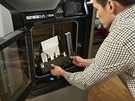 Nové 3D tiskárny Stratasys ady F123 - vyjmutí hotového výrobku