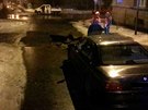 V Chebu se propadla kvli havárii vodovodního potrubí vozovka. Uvázlo v ní taxi...