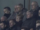 Potrestaný trenér Arsene Wenger (druhý zprava v horní ad) sleduje ligové...