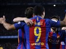 Luis Suárez se spoluhrái z Barcelony slaví gól v semifinále Královského poháru...