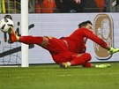 Branká Roman Bürki z Dortmundu se snaí zlikvidovat penaltu Allaguie z Herthy...
