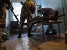 Zranný ukrajinský voják v nemocnici v Avdijivce - severního pedmstí Doncku,...