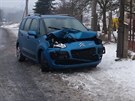 Odstavené auto po nehod na ledovce v Plzni. (2. února 2017)