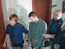 Vězeňská služba vede Jana Silovského k hlavnímu líčení. (8. února 2017)