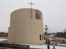 Kostel vyrostl v Sazovicích bhem dvou let, oproti tradiním kostelm postrádá...