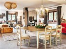 Jídelní stůl se židlemi z masivního dřeva stojí strategicky mezi kuchyní a...