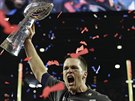 Tom Brady z New England Patriots s trofejí pro vítze Super Bowlu.