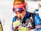 eská biatlonistka Gabriela Koukalová se oberstvuje poté, co dokonila druhý...