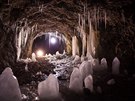 Dlouhodob nízká teplota vytvoila v Prokopském údolí krasovou jeskyni...