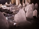Na zemi tunelu se objevují i poínající stalagmity (6.2.2017)