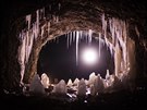 Svtlo na konci tunelu osvcuje ledovou výzdobu v tunelu v Prokopském údolí...