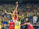 Jan Veselý (lutá 24) z Fenerbahce Istanbul na úvodním rozskoku v zápase s CSKA...