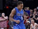 Yogi Ferrell z Dallasu se raduje ze své trojky proti Portlandu.