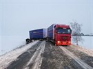 Nehoda pěti kamionů a dvou osobních vozidel u Roudnice na Hradecku (1.2.2017).