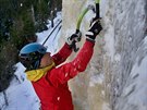 Horolezci zdolávají pírodní ledovou stnu v Labském dole v Krkonoích.