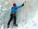 Horolezci zdolávají pírodní ledovou stnu v Labském dole v Krkonoích.