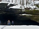 Zimní stanování v Cikánské jeskyni ve Sloupu v echách.