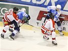 Momentka z duelu hokejist Olomouce (ervenobílá) a Plzn