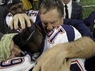 Kou New England Patriots Bill Belichick (elem) se objímá s Malcolmem...