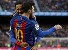 Neymar a Lionel Messi se radují z gólu Barcelony proti Bilbau.