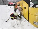 Nehoda linkového autobusu v Hemanicích u Oder. Hasii pi vyprotní autobusu...