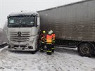 Kamion v Oborné na Bruntálsku zablokoval celou silnici.