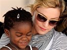 Madonna a její adoptivní dcera Mercy James (Lilongwe, 6. dubna 2010)