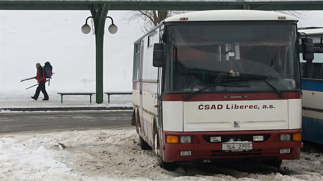 Chybí tisíce řidičů autobusů, dopravci chtějí přejít na prázdninový provoz