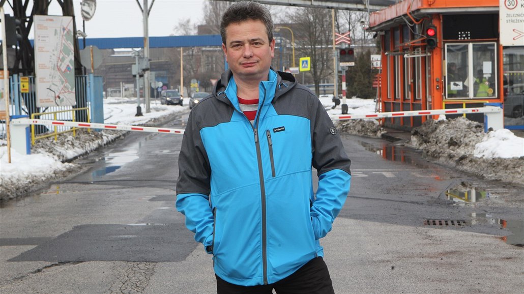 Petr N�mec p�ed podnikovou vrátnicí, kde jeho nep�íjemná anabáze za�ala.