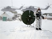 Cvičení ruských výsadkářů na ostrově Kotělnyj v Arktidě