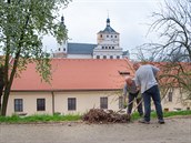 O zeleň, která je součástí národní kulturní památky Zámek Pardubice pečují i...