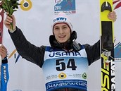 Novomstsk skokan na lych Viktor Polek (uprosted) se raduje z titulu...