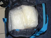Policisté objevili v Karlových Varech více než pět kilogramů pervitinu.