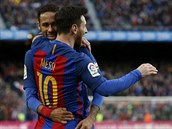 Neymar a Lionel Messi se raduj z glu Barcelony proti Bilbau.